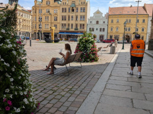 Nové lavičky v okolí katedrály jsou poměrně využívané. Teď v létě hlavně po západu slunce nebo tam, kde je trocha stínu.