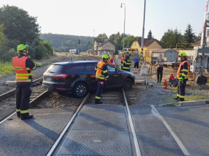 Auto skončilo v kolejišti vedle přejezdu. Mladého řidiče přemohl mikrospánek