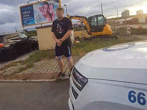 Řidič BMW nerespektoval dvě značky, vzápětí se provalily další jeho průšvihy
