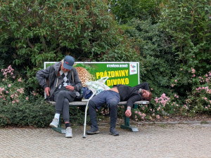 Lidem ve městě chybí lavičky, zároveň jim vadí, kdo na nich vysedává nebo rovnou spí