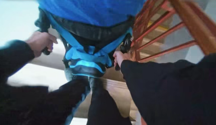 Invalidu i s vozíkem vynesli strážníci do 9. patra. V sedmém potkali další seniorku v nesnázích