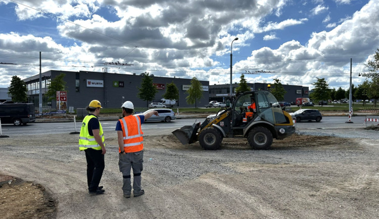 Přestavba obřího kruháče u Makra se kvůli chybě protáhne o celý měsíc