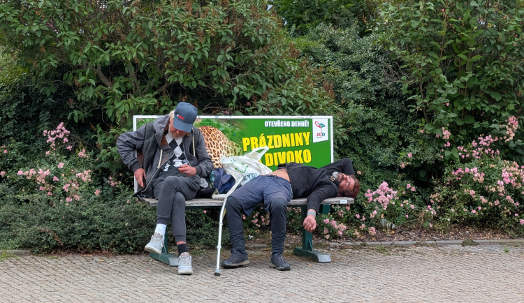 Lidem ve městě chybí lavičky, zároveň jim vadí, kdo na nich vysedává nebo rovnou spí