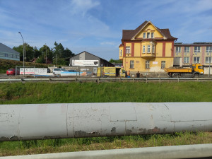 Torzo zápalné letecké pumy vykopali dělníci při opravě ulice. Jde o pozůstatek náletu na klatovské nádraží