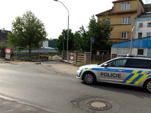 Torzo zápalné letecké pumy vykopali dělníci při opravě ulice. Jde o pozůstatek náletu na klatovské nádraží