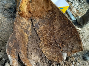 Torzo zápalné letecké pumy vykopali dělníci při opravě ulice. Jde o pozůstatek náletu na klatovské nádraží