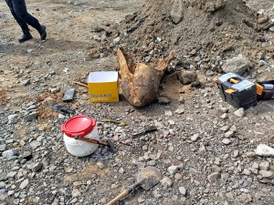 Torzo zápalné letecké pumy vykopali dělníci při opravě ulice. Jde o pozůstatek náletu na klatovské nádraží