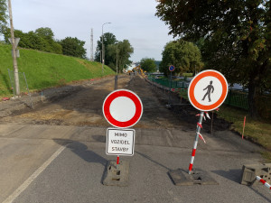 Torzo zápalné letecké pumy vykopali dělníci při opravě ulice. Jde o pozůstatek náletu na klatovské nádraží