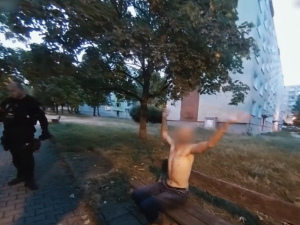 Nechvalně známý polonahý agresor opět řádil. Napadl ženu, další vytrhl mobil a urážel hlídku