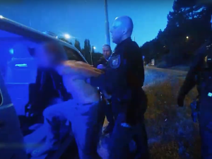 Nechvalně známý polonahý agresor opět řádil. Napadl ženu, další vytrhl mobil a urážel hlídku