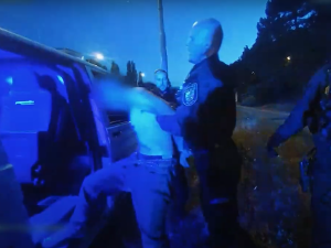 Nechvalně známý polonahý agresor opět řádil. Napadl ženu, další vytrhl mobil a urážel hlídku