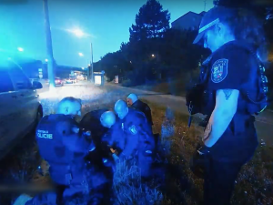 Nechvalně známý polonahý agresor opět řádil. Napadl ženu, další vytrhl mobil a urážel hlídku