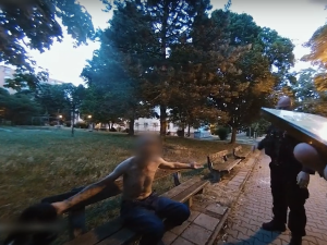 Nechvalně známý polonahý agresor opět řádil. Napadl ženu, další vytrhl mobil a urážel hlídku