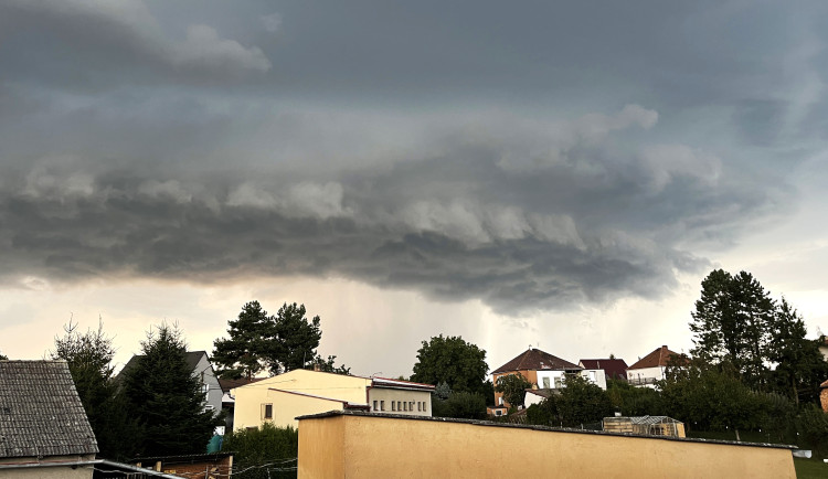 Bouřky, liják a silný vítr hrozí odpoledne na jihozápadě Čech. Objevit se mohou i supercely
