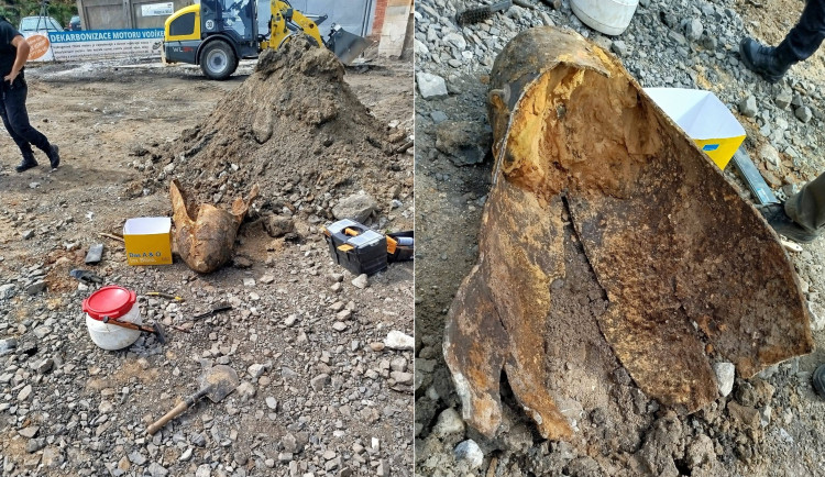 Torzo zápalné letecké pumy vykopali dělníci při opravě ulice. Jde o pozůstatek náletu na klatovské nádraží