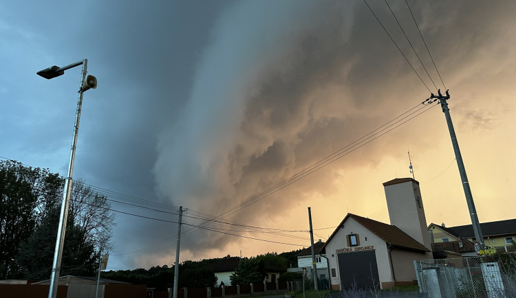 Bouřka nakonec přišla, dramatická obloha hrála mnoha barvami a byla to úchvatná podívaná