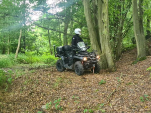 Záhadné zmizení padesátiletého muže. Policie opakovaně nasazuje do pátrání lidi, psy i vrtulník