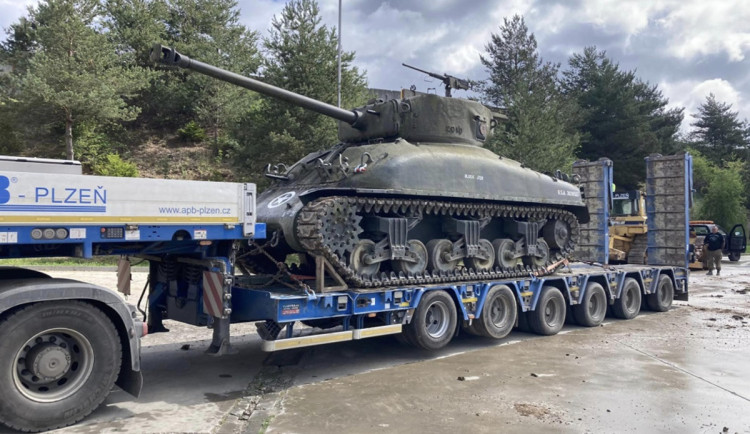 Tank při loňském stěhování z plzeňské zoo.