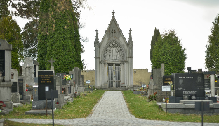 Tábor uzavře vjezdy na hřbitovy. Chce zajistit větší klid a důstojnost