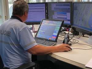 Muž opakovaně zneužíval linku 158 a křičel na policisty, další je šokoval naprostým bizárem