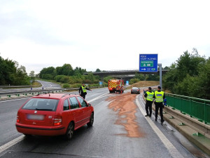 Pět nehod už způsobil rozsáhlý a nebezpečný únik nafty v zátočině na sjezdu z dálnice D5