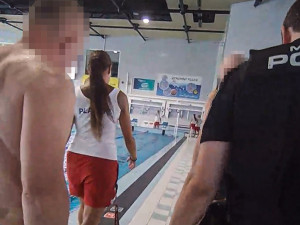 Bitka v sauně. Spor dvou mužů o dodržování provozního řádu skončil pěstním útokem