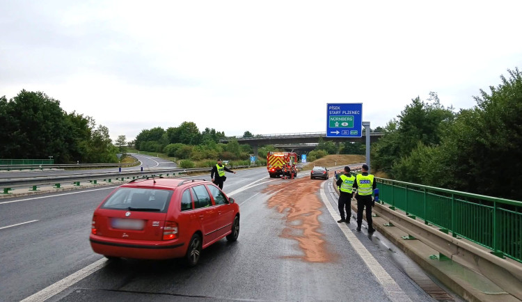 Rozsáhlý únik nafty velmi nebezpečně znečistil zatáčku na sjezdu z dálnice D5 u plzeňské Olympie