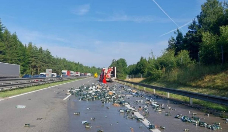 Ranní nadělení. Dálnici D1 zasypaly plechovky, směr na Prahu byl neprůjezdný
