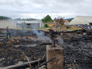 Hasiči vyjížděli k nahlášenému požáru kravína. Byl vyhlášen druhý stupeň požárního poplachu