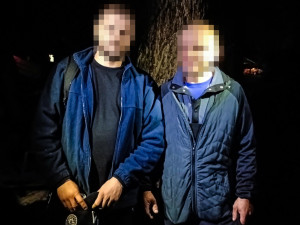 Cizinci pytlačili v noci u rybníka. Tvrdili, že jen relaxují s pivem na lehátkách a k prutům se neznali