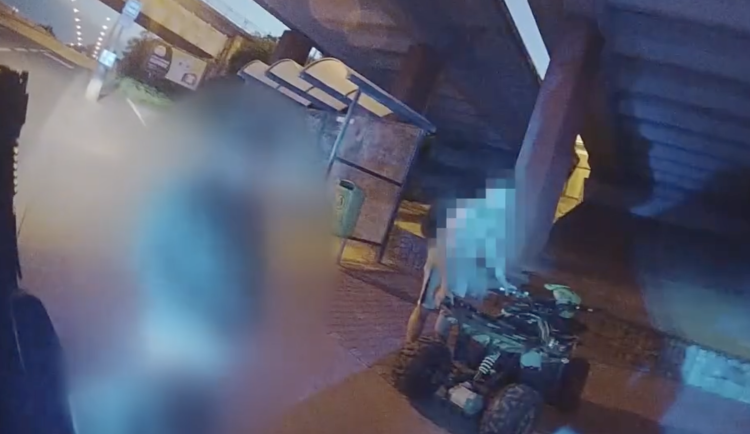 VIDEO: Cizinec vezl na čtyřkolce syna po chodníku. Před jízdou si dal litr vína