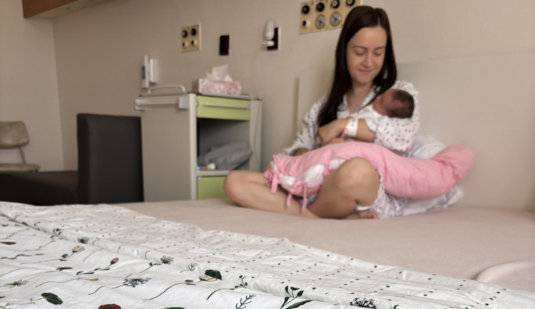 FOTO: Po porodu jako doma. Jihlavská nemocnice má už druhý rodinný pokoj