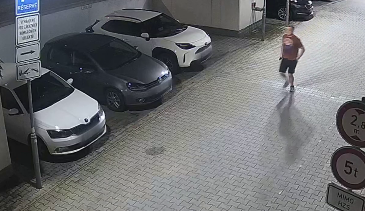 Muži se pohádali o parkovací místo, jeden po napadení skončil se zlomenou rukou