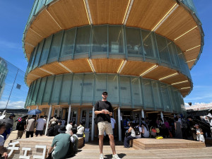 Martin Vydra před Českým národním pavilonem na EXPO