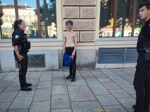 Krvavému napadení na zastávce přihlíželi tři svědci, policie by s nimi ráda mluvila