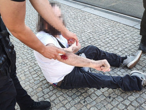 Krvavému napadení na zastávce přihlíželi tři svědci, policie by s nimi ráda mluvila