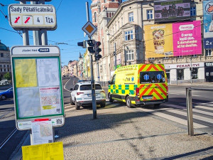 Krvavému napadení na zastávce přihlíželi tři svědci, policie by s nimi ráda mluvila