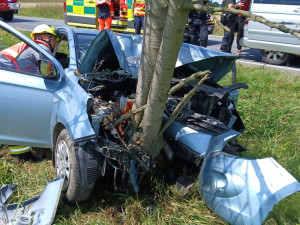 Po čelním nárazu auta do stromu se vážně zranil řidič. Ve stejnou dobu se nedaleko vyboural motorkář