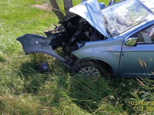 Po čelním nárazu auta do stromu se vážně zranil řidič