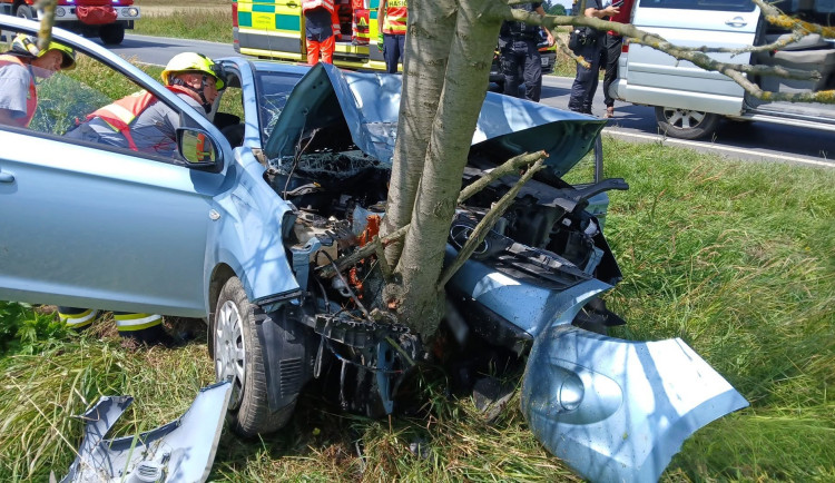 Po čelním nárazu auta do stromu se vážně zranil řidič