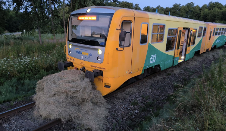 Mezi Frýdlantem a Řasnicí narazil ráno vlak do balíku sena. Nikdo nebyl zraněn