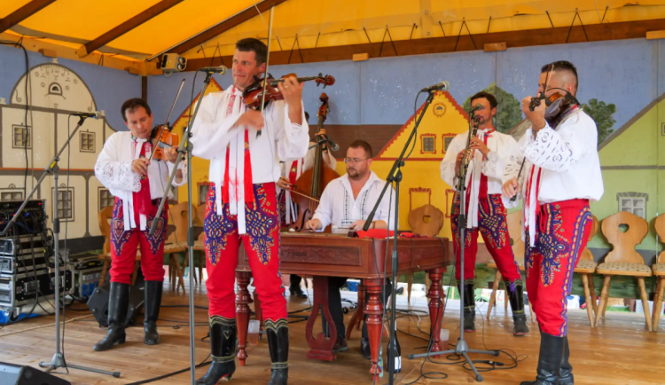 KULTURNÍ TIPY: Zastavte se na slavnosti v Holašovicích, Malenicích nebo Bujanově