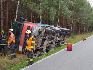 Pod náklaďákem se štěrkem se utrhla krajnice, kolos zůstal na boku v příkopu