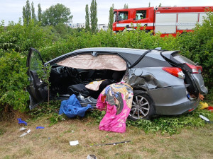 Tři senioři se zranili při čelním střetu dvou osobních aut, jeden muž je ve vážném stavu