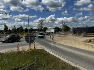 Na přestavbě obřího kruháče podle firem pracuje 110 lidí, původní termín ale stejně nestihnou