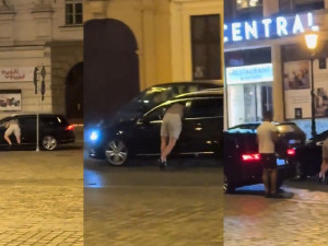 Muž visel z okna dveří u řidiče auta, které zběsile ujíždělo kolem náměstí Republiky
