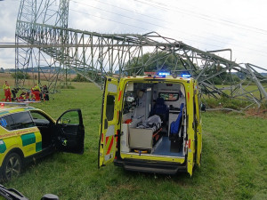 Při pádu stožáru elektrického vedení se vážně zranil jeden muž, bojuje o život v nemocnici