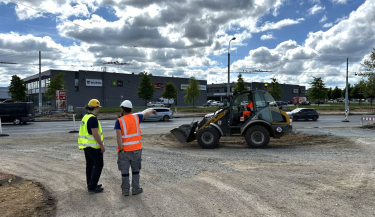 Na přestavbě obřího kruháče podle firmy pracuje 110 lidí, původní termín ale stejně nestihnou
