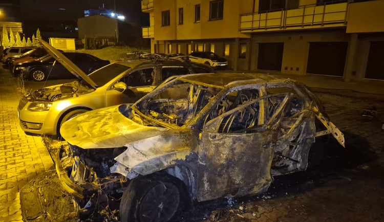 Požár tří aut ve Velkém Meziříčí. V jednom z nich bylo nalezeno ohořelé tělo