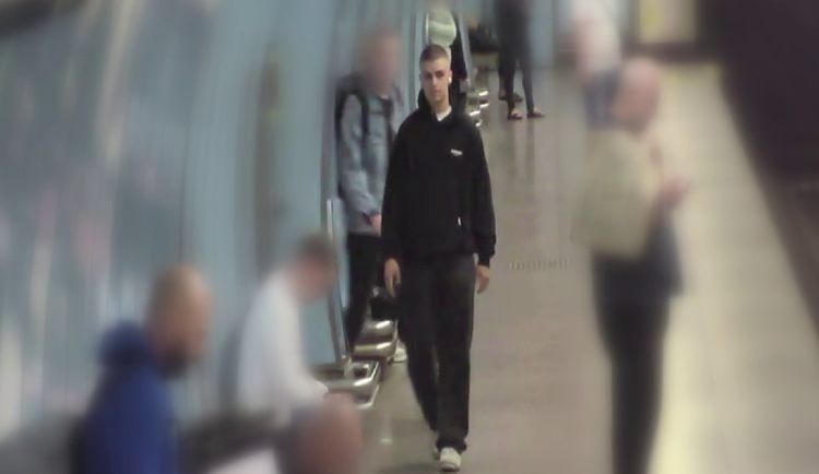 Mladík ukradl auto, přejel s ním půl Prahy, zaparkoval a odjel metrem